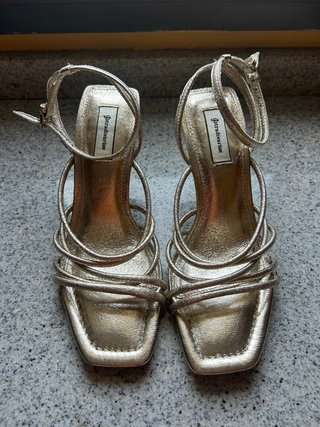 Sandalias Stradivarius doradas talla 35