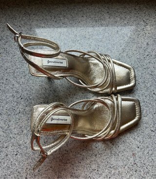 Sandalias Stradivarius doradas talla 35