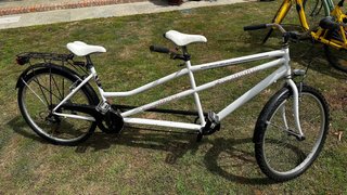 Bicicleta tándem blanca