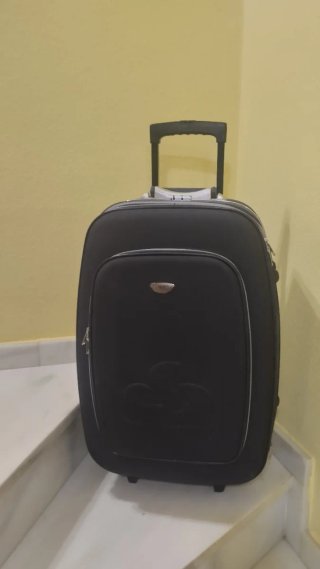 Maleta de viaje azul con asa extensible y ruedas