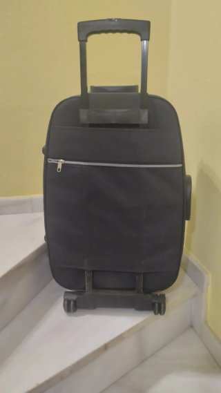Maleta de viaje azul con asa extensible y ruedas