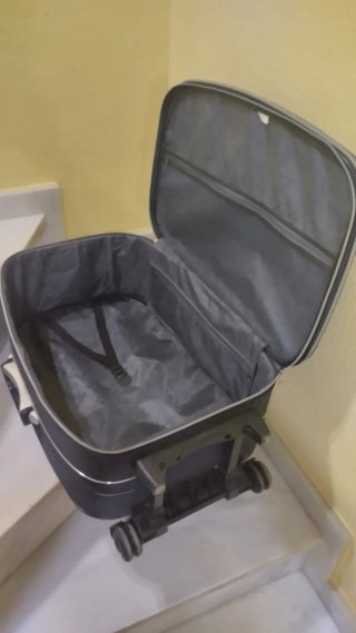 Maleta de viaje azul con asa extensible y ruedas