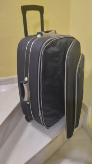 Maleta de viaje azul con asa extensible y ruedas