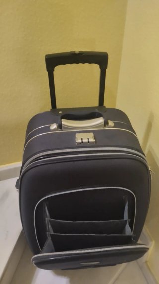 Maleta de viaje azul con asa extensible y ruedas