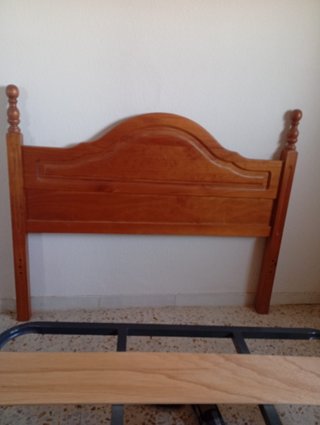 Cabecero de madera marrón