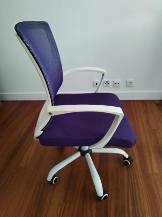 Silla de escritorio morada y blanca