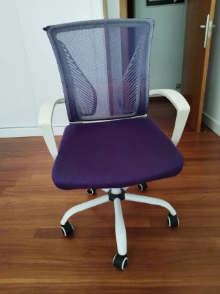 Silla de escritorio morada y blanca