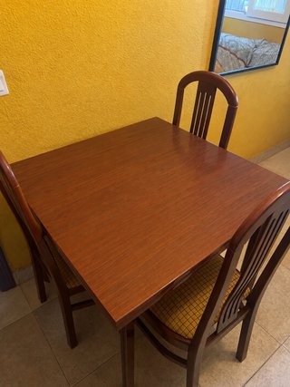 Mesa 90x90cm con 4 sillas de madera