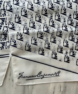 Pañuelo estampado blanco y azul