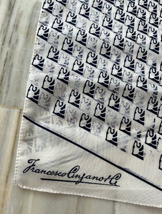 Pañuelo estampado blanco y azul
