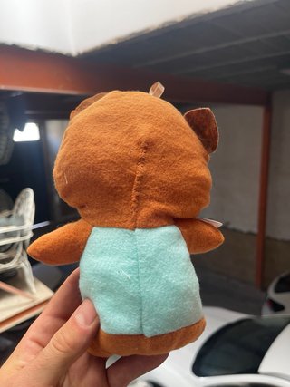 Peluche de oso marrón con traje azul