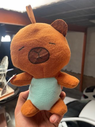 Peluche de oso marrón con traje azul