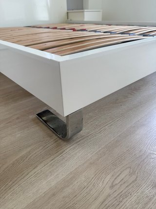 Estructura cama, cabezal y 2 mesitas blanco brillo