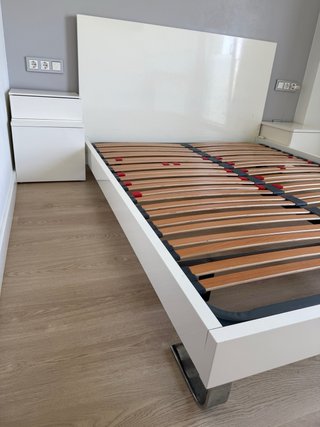 Estructura cama, cabezal y 2 mesitas blanco brillo