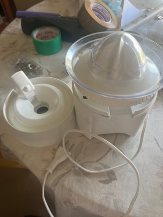 Exprimidor eléctrico blanco