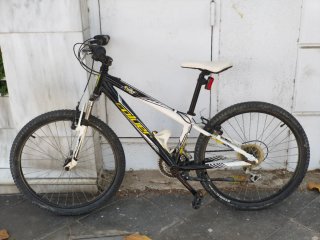Bicicleta infantil 24 negra y blanca. Marca Coluer