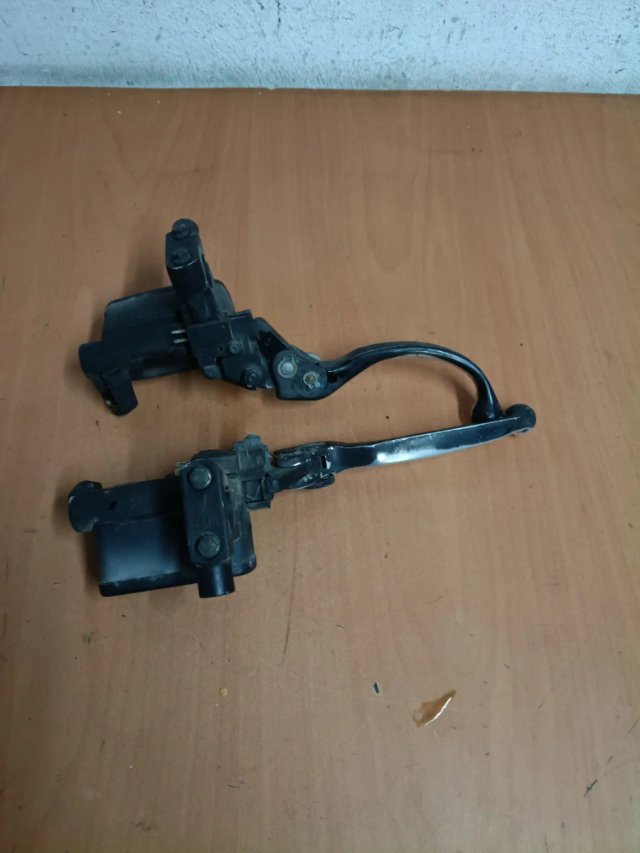 Manetas y bomba freno Kawasaki J300