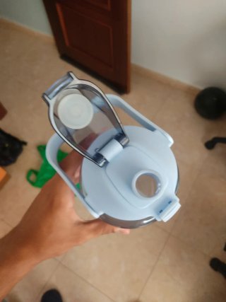 Botella de agua deportiva con medidor