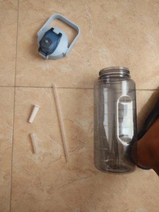 Botella de agua deportiva con medidor