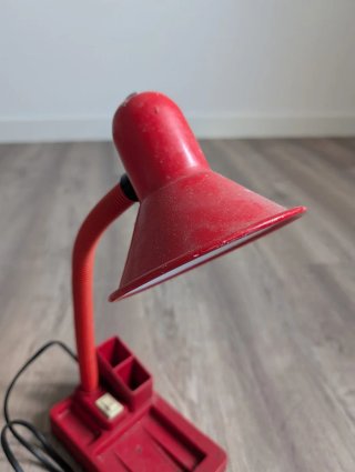 Lámpara Stilplast roja años 80 con portaplumas