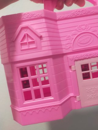 Casita de juguete rosa crayola