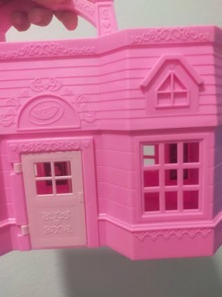 Casita de juguete rosa crayola