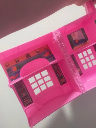 Casita de juguete rosa crayola