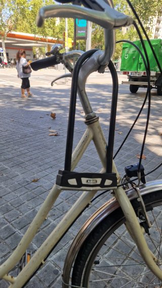 Bicicleta Cruiser con candados y soporte