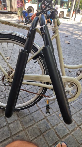 Bicicleta Cruiser con candados y soporte