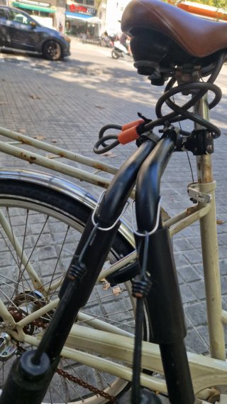 Bicicleta Cruiser con candados y soporte