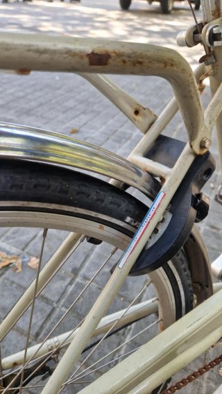 Bicicleta Cruiser con candados y soporte