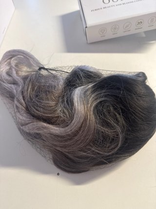 Parrucca con capelli misti grigio e neri