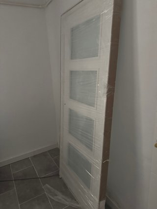 Puerta blanca con 4 cristales