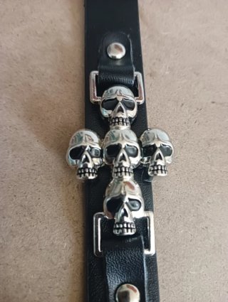 Pulsera calaveras polipiel negra y plateada