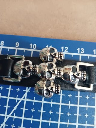 Pulsera calaveras polipiel negra y plateada