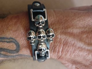 Pulsera calaveras polipiel negra y plateada