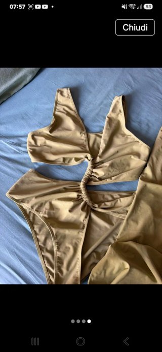 Costume con pareo abbinato