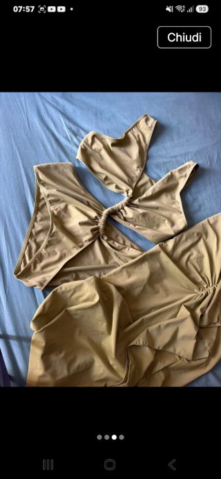 Costume con pareo abbinato