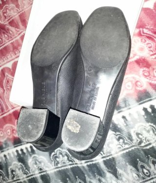 Zapatos negros con detalle metálico