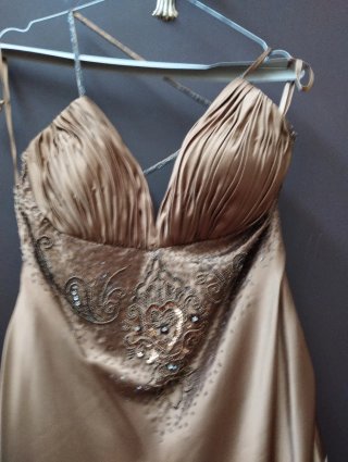 Vestido de ceremonia dorado con pedrería