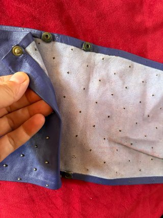 Cinturone in pelle bluette con borchie