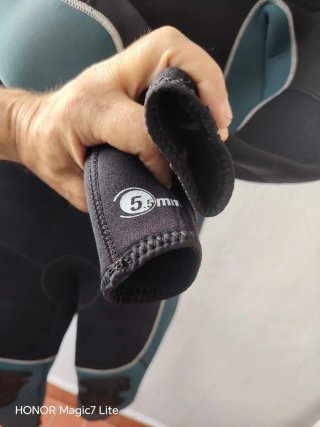 Traje de neopreno con capucha