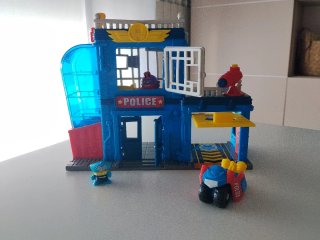 Comisaría SuperThings con Vehículo y Figuras