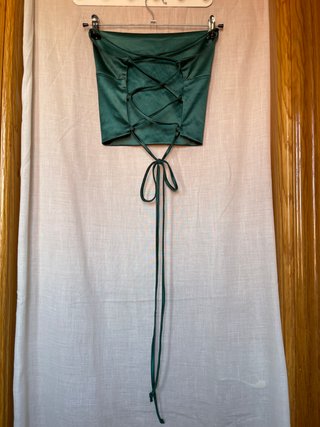 Top corto verde con lazada