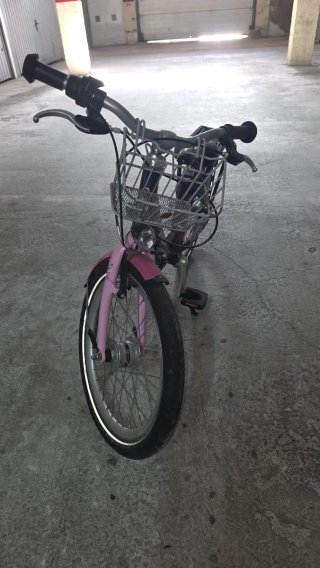 Bicicleta infantil rosa con cesta