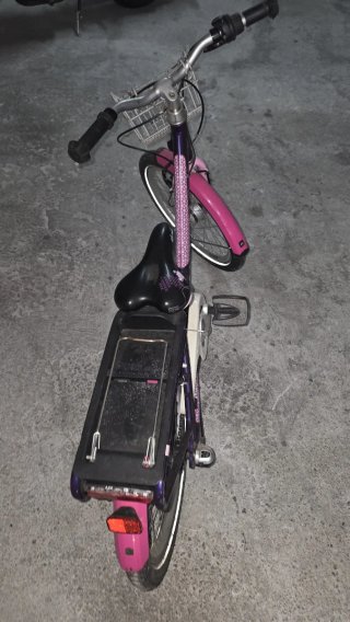 Bicicleta infantil rosa con cesta