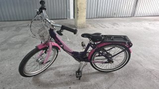 Bicicleta infantil rosa con cesta