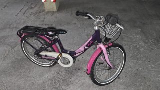 Bicicleta infantil rosa con cesta