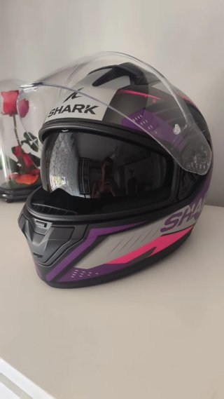 Casco de moto Shark morado y rosa