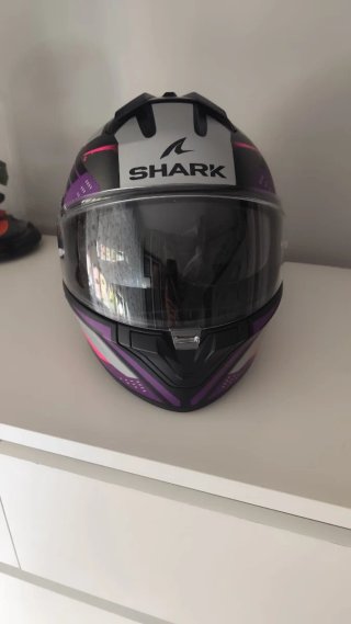 Casco de moto Shark morado y rosa